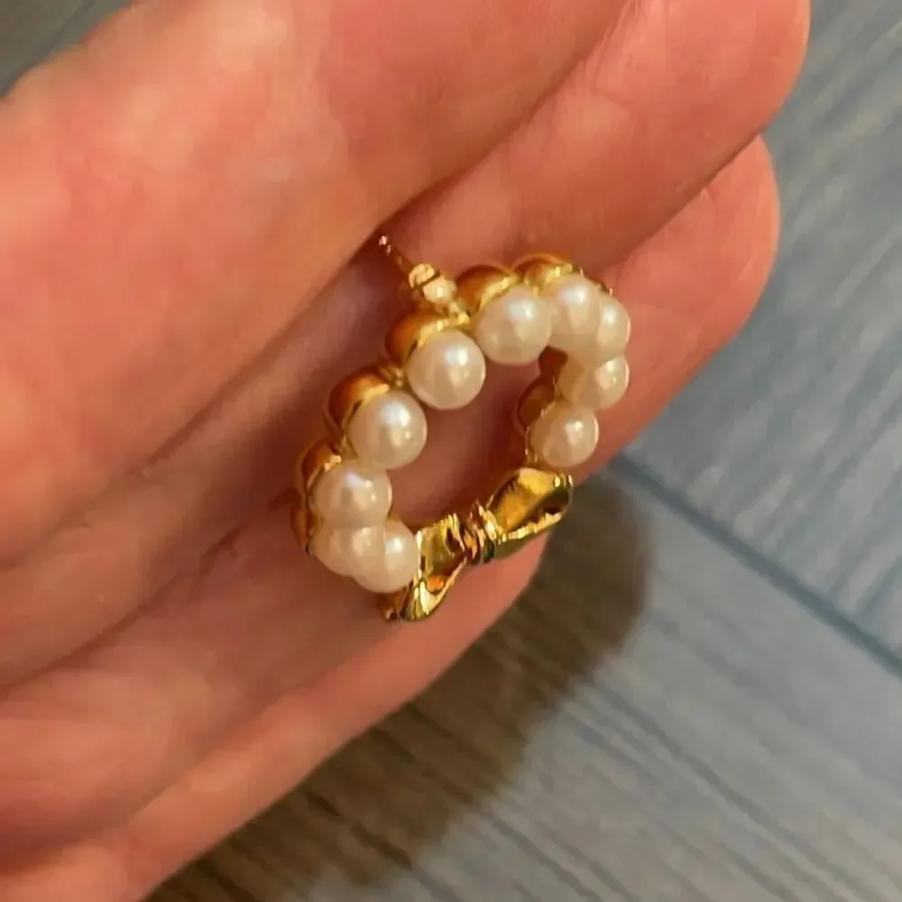 Vintage 1999 AVON Pearlesque Wreath Pin with Goldtone Bow